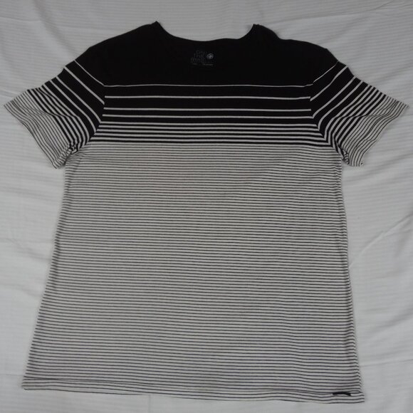 ON THE BYAS BLACK WHITE STRIPES XL MENS T-SHIRT K850 - Picture 1 of 2